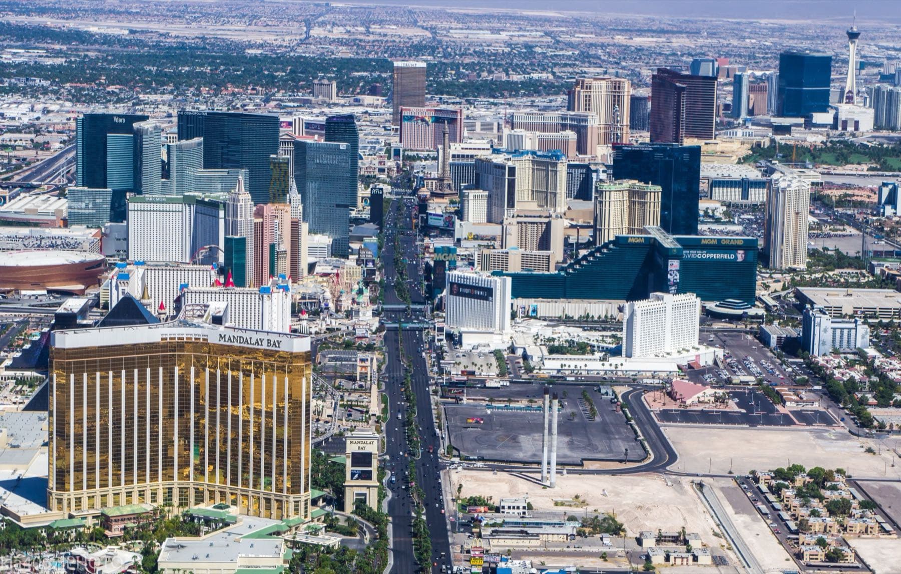 Las Vegas Boulevard z výšky, v popředí Mandalay Bay