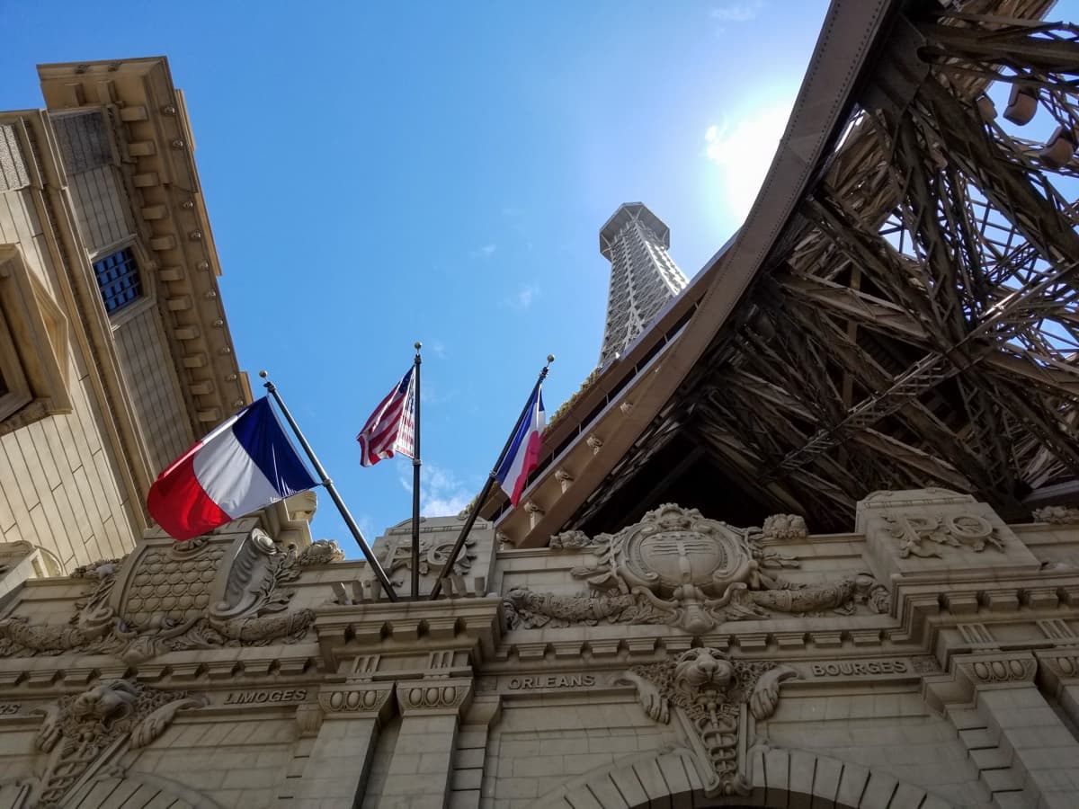 Eiffelova věž hotelu Paris Las Vegas a vlajky nad vchodem