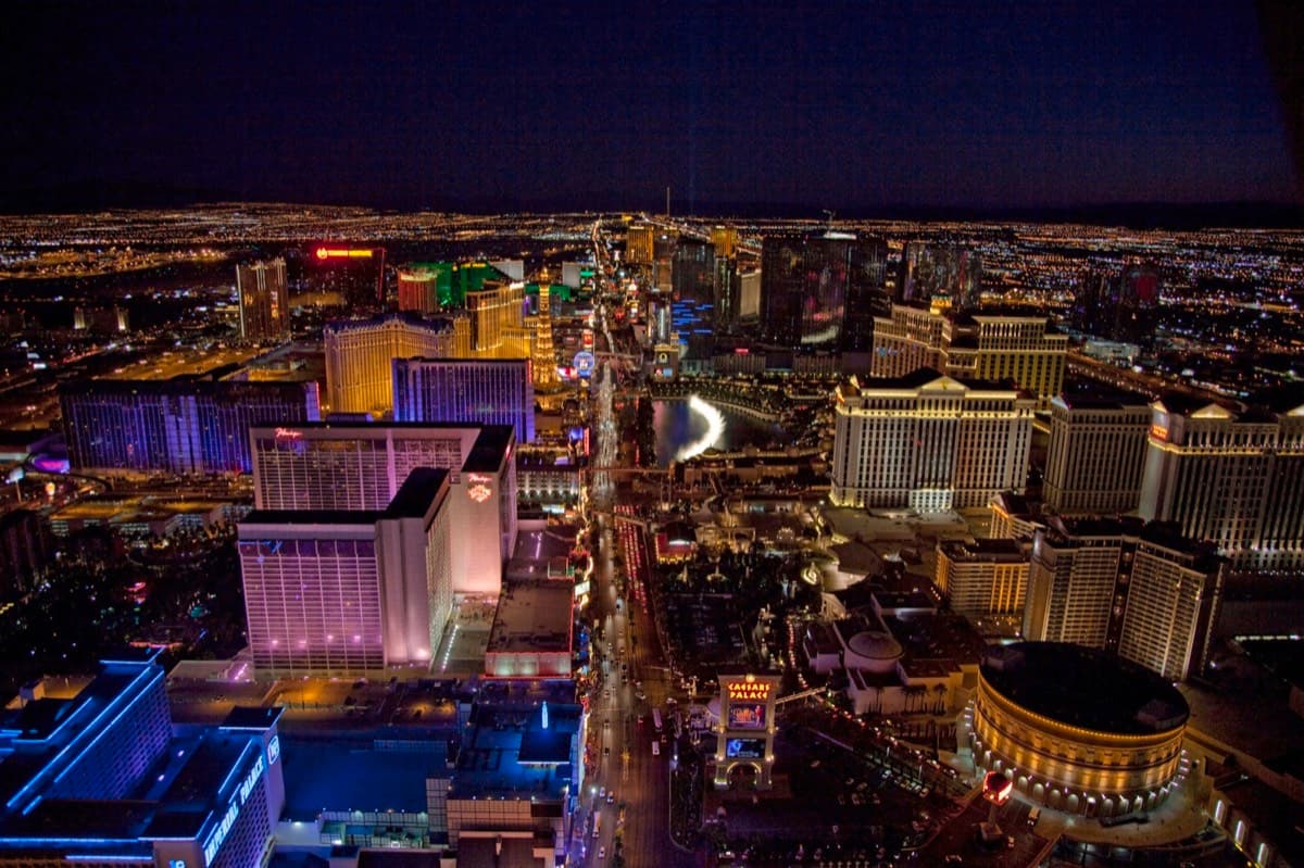 Noční pohled na rozsvícený Las Vegas Strip z výšky